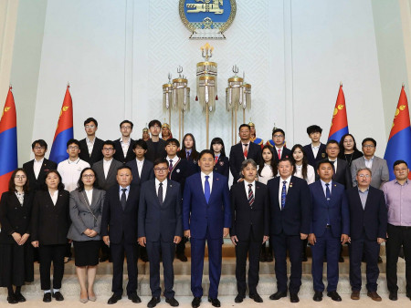 Олон улсын олимпиадад амжилттай оролцсон сурагчид, Зохион байгуулах хороодод шагнал гардууллаа