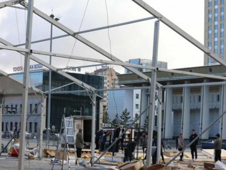 Төв талбайд барьсан 