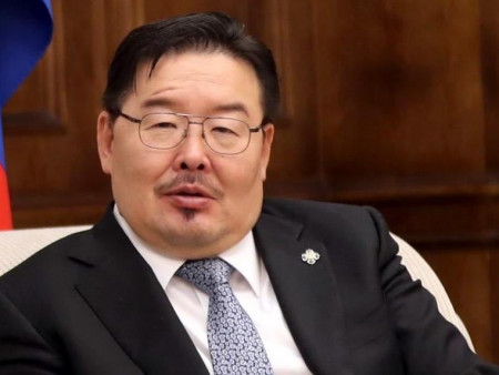 Г.Занданшатар сурсан зангаараа ирцээр бойкотолж сууна