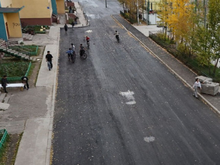 БГД-ийн 13 дугаар хорооны 2а байрнаас 3-р байр хүртэлх хороолол дундах замыг шинэчлэн засварлалаа