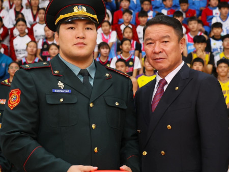 “Алдар” спорт хорооны хичээлийн жилийн нээлт өнөөдөр болж, Улсын наадамд түрүүлсэн улсын арслан Э.Батмагнай дэслэгч цолоор шагнагдлаа