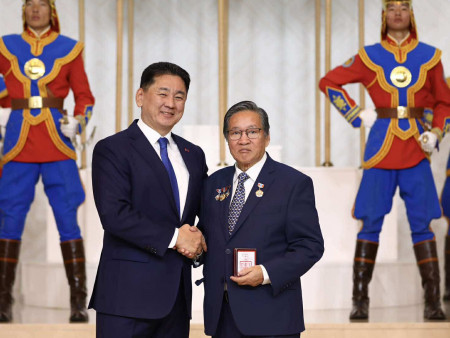 Бөөр, элэг шилжүүлэн суулгах аргыг нэвтрүүлж, нутагшуулсан Д.Нямсүрэн, О.Сэргэлэн нарт Ардын эмч цол хүртээлээ