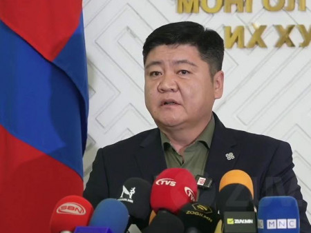 Ц.Сандаг-Очир: Талбай дээр багш нар, ордны хажууд ахмадууд жагсаад хэд хонолоо. Аль сайд нь гараад уулзсан бэ? Энэ асуудлыг яриад явж байгаа сайд байна уу