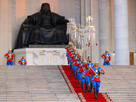 Төрийн далбааг мандуулж, Их цагаан тугийг цэнгүүллээ