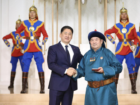 Ардын багш Сэндэнжавын Дуламд Хөдөлмөрийн баатар цол хүртээлээ