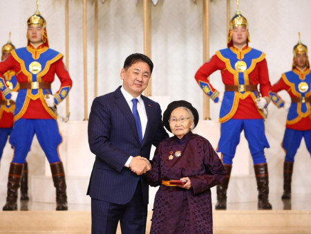 Академич Аюурын Дулмаад Хөдөлмөрийн баатар цол хүртээлээ