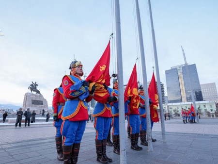 Монгол Улсын Төрийн далбааг мандуулах ёслол үйлдэв