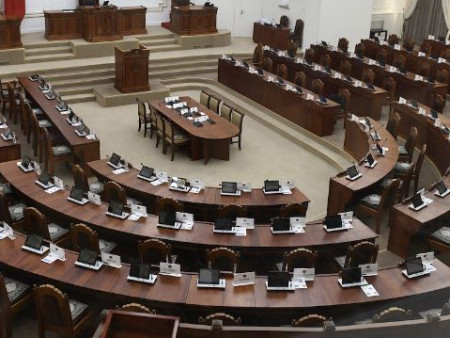 Нэг хүнд зориулж хууль батлахаар улайрч буй АН-ын улс төрийн цаана...