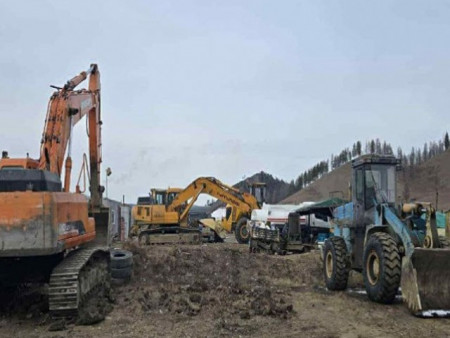 Хууль бусаар ашигт малтмал олборлох гэмт хэрэг үйлдэж байсныг таслан зогсоожээ