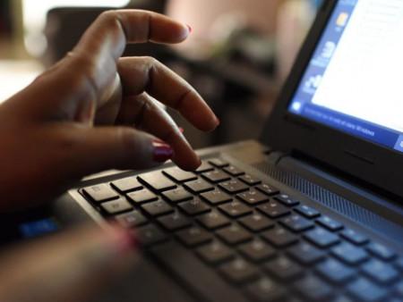 “Санхүү авна” гэсэн зарын дор бусдын биеийг үнэлүүлж байсан этгээдүүдийг ЯЛЛАНА