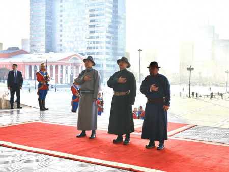 Эзэн Богд Чингис хааны хөшөөнд хүндэтгэл үзүүллээ