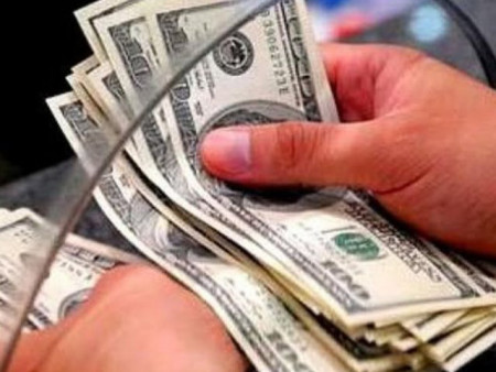 СЭРЭМЖЛҮҮЛЭГ: Банканд хуурамч ам.доллар солиулахыг завджээ