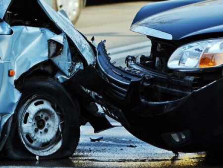 Хоёр автомашин мөргөлдөж, 18 настай эрэгтэйн хоёр хөл автомашины бүхээгт хавчуулагджээ