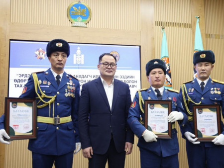 Алба хаагчдад мөнгөн урамшуулал олгож, батламжийг гардууллаа