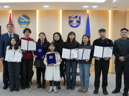 Жендерийн талаарх ойлголтыг нэмэгдүүлэх хүрээнд сурагчдын дунд зохион байгуулсан уралдааны шагналыг гардууллаа