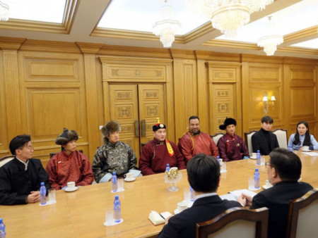 “Physical Asia” нэвтрүүлгийн оролцогчдыг улсын наадам үзэхийг урилаа