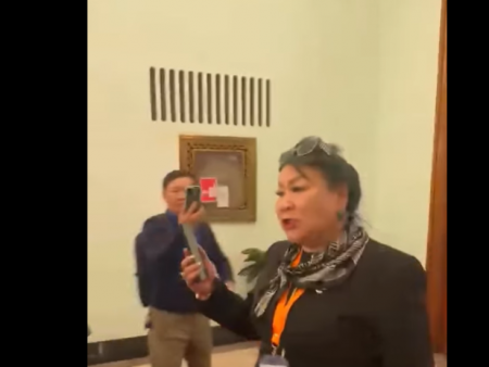 Төрийн ордонд танхайрч, бусад руу “нулимсан“ эмэгтэйг цагдаагийн байгууллагаас шалгахаар боллоо