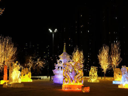 ФОТО: Төв цэнгэлдэх хүрээлэнгийн мөсөн хотхон