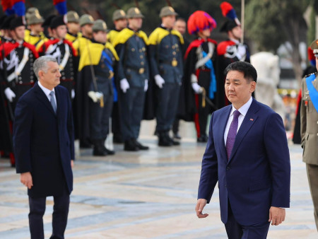 “Нэр нь үл мэдэгдэх цэргийн бунхан”-д цэцэг өргөж, хүндэтгэл үзүүллээ