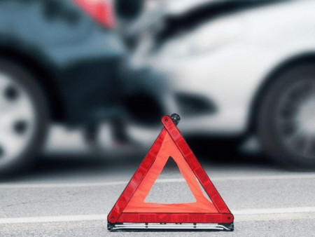 ОБЕГ: Автомашин замын хажуу руу онхолдсоны улмаас нэг иргэн хавчуулагдсаныг эсэн мэнд гаргалаа