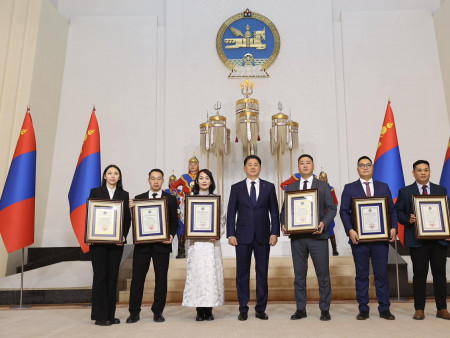 Шилдэг залуу эрдэмтэн, эмч нар Ерөнхийлөгчийн нэрэмжит шагнал хүртлээ