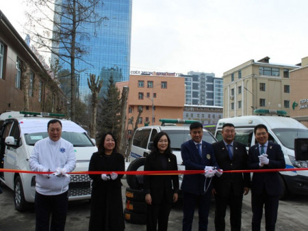 Нийслэлийн түргэн тусламжийн төвд дуудлагын автомашин хандивлалаа