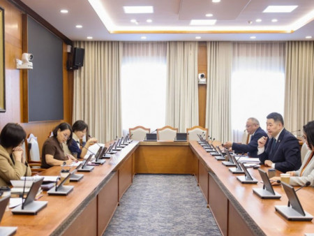 Нийгмийн эрүүл мэндийн тусламж, үйлчилгээний тухай хуулийн хэрэгжилтийг эрчимжүүлэх асуудлаар хуралдлаа