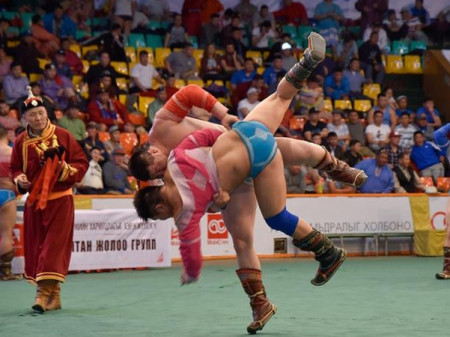 Өнөөдрийн барилдааны түрүү бөх 10 сая төгрөгийн эзэн болно