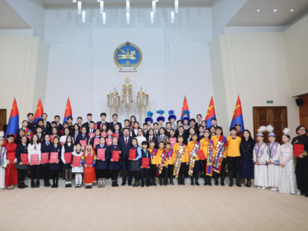 Ерөнхий сайд Г.Занданшатар 2025 оны онцлох хүүхдүүдэд шагнал гардуулж, баяр хүргэлээ