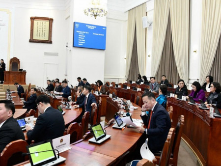 Гэр бүлийн тухай болон Гэр бүлийн хэрэг шүүхэд хянан шийдвэрлэх тухай хуулийн төслүүдийг анхны хэлэлцүүлэгт шилжүүлэв