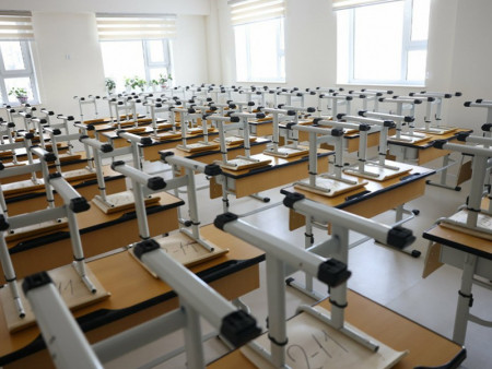 Хан-Уул дүүргийн 15 дугаар сургуульд 640 хүүхдийн ширээ, сандал хүлээлгэн өглөө