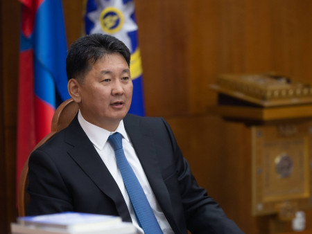 Ерөнхийлөгч У.Хүрэлсүх сайд нарыг дуудаж уулзаж байна