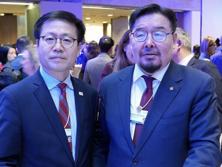 Ерөнхий сайд Г.Занданшатар, БНСУ-ын Худалдааны сайд Ё Хан Гү нар Давос хотноо уулзаж, цаашид байнга холбоотой байж, идэвхтэй хамтран ажиллахаар болов