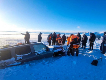 Нуурын мөс цөмөрсний улмаас автомашинтай зорчиж явсан иргэн амь насаа алджээ