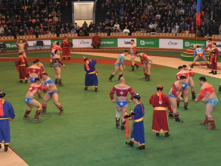 Ардчилсан Үндсэн хууль батлагдсаны 34 жилийн ойн барилдаанд зодоглох бөхчүүд