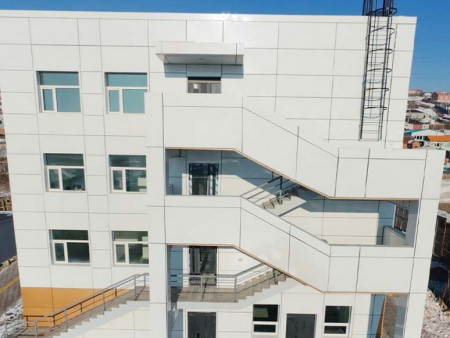 Чингэлтэй дүүргийн 22 дугаар хороонд өрхийн эмнэлэг, цагдаагийн хэсгийн цогцолбор барилгын ажил дуусаж, улсын комисс хүлээн авчээ