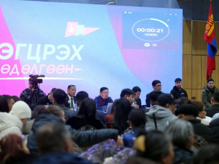 Авлига, газрын маргаан, хариуцлагагүй уул уурхайг цэгцэлж өгөхийг дорноговьчууд Ерөнхий сайдаас хүслээ