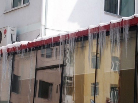 Дээрээс мөс унаж гэмтээх аюултай тул болгоомжилно уу