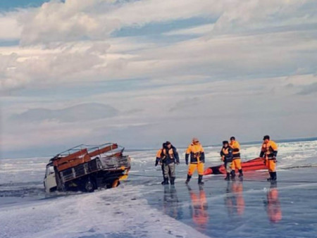 Мөсний зузаан олон жилийн дунджаас 5-45 см нимгэн байна