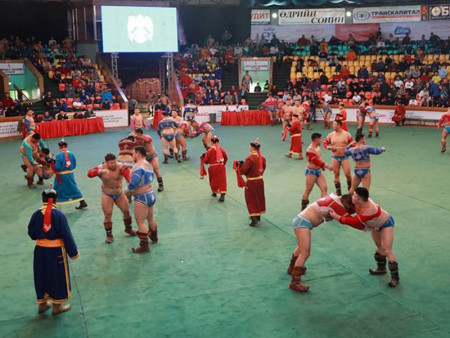 Баянхонгор аймгийн золголтын барилдаанд зодоглох бөхчүүд