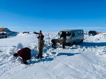 Цэргийн залуус Гурванзагал сумын малчдад тусалж байна