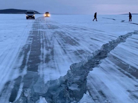 Зарим голын мөсний зузаан цаг агаарын нөхцөл байдлаас шалтгаалан нимгэрч байна