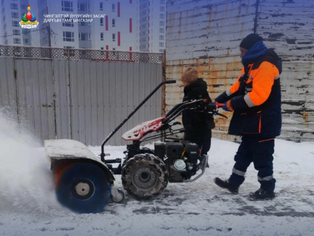 Дүүргийн хэмжээнд төвийн болон гэр хорооллын авто зам, өгсүүр уруу чулуун зам, зуслангийн чиглэлүүдэд давс, бодис цацах, цас түрэх, зам талбайн цэвэрлэгээ хийх, зорчих хэсгийн халтиргаа гулгааг арилгах ажлыг тасралтгүй зохион байгуулж байна.