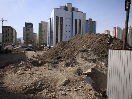 Нийтийн эзэмшлийн талбайд их хэмжээний шороо овоолсон зөрчлийг 10 хоногт арилгуулах мэдэгдэл хүргүүллээ