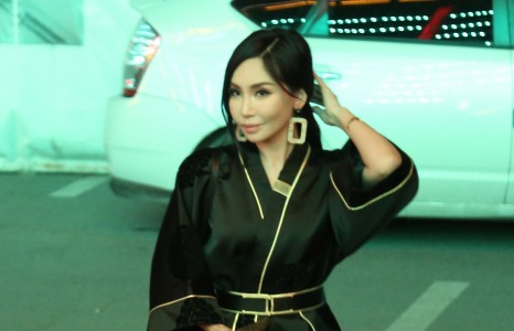 Мөрөөдлийн хуримаа хийсэн жаргалтай гэргий