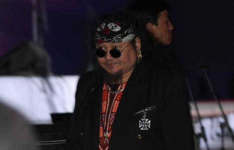 Харанга Лхагваа харанхуйд хар шилэндээ түүртсээр...