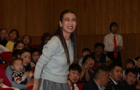 Топ модель Ч.Ундрах хүүхэд баярлуулж явна