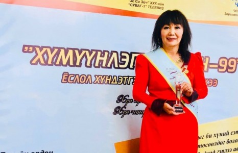Хүмүүнлэгийн элч МУГЖ Ж.Уранчимэг орлогоноосоо 5 айлыг орох оронтой болголоо