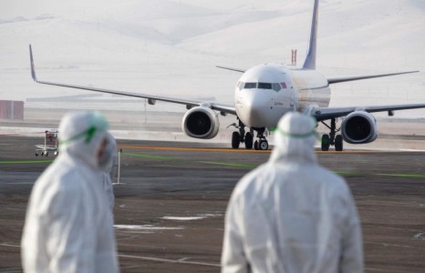 Катараас монгол цэргүүдийг авчирч байгаа онгоц газардлаа.