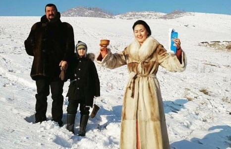Холливудын алдарт од Стивен Сигалын эхнэр Б.Эрдэнэтуяа Коронавирусийн тахал холуур өнгөрөхийг хүсэж өөрийн цахим хуудастаа шүлэг тэрлэн байршуулжээ.
